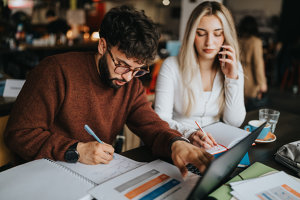 Decalaj între facultate şi piaţa muncii: câţi studenţi se simt cu adevărat pregătiţi pentru primul lor job?