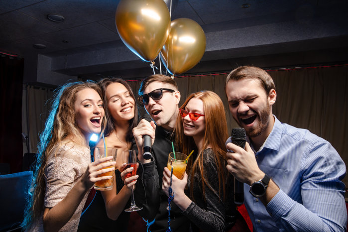 Un nou trend îşi face loc pe harta distracţiei din Bucureşti: karaoke coreean, cu camere private şi izolate fonic, unde plăteşti şi poţi cânta fără să te audă nimeni