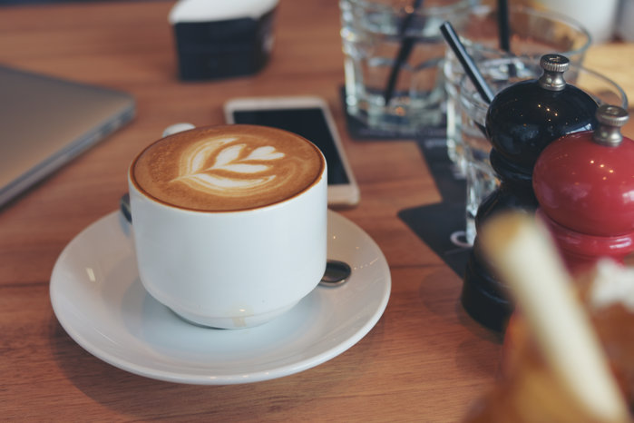 Cafeaua de specialitate devine un lux la care unii dintre noi renunţăm, iar alţii nu. Tu cât cheltui într-o lună pe cafea? Daria, 26 de ani: „În fiecare lună cheltui aproximativ 200 de lei pe cafeaua to go sau pe care o beau în cafenele de specialitate”