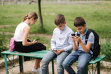 Tinerii sub 13 ani ar putea rămâne fără acces pe social media. Ce pregăteşte Uniunea Europeană?