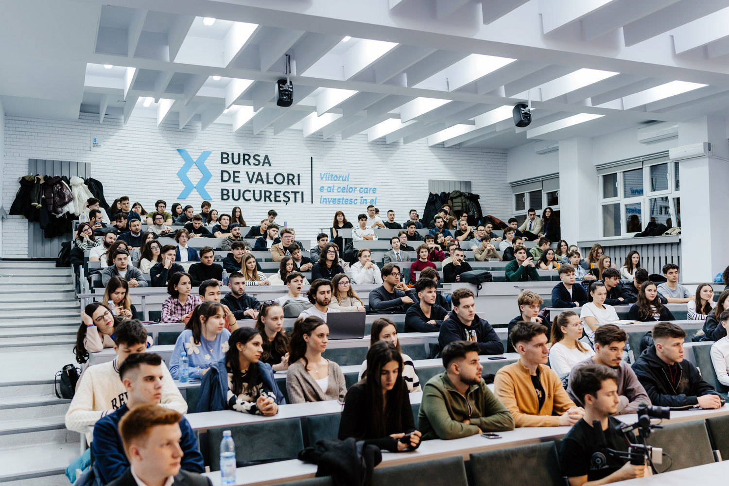 Cum treci de la notificări, crypto şi teama de ţepe la investiţii pe termen lung într-o lume care şi-a pierdut răbdarea. „Viaţa poate rămâne iraţională mult mai mult timp decât crezi, dar momentele de panică pot fi urmate de cele mai mari oportunităţi“