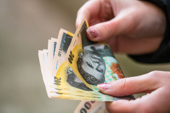 De ce salariile mai mari nu i-au făcut pe tineri să se simtă deloc mai bogaţi? Oamenii nu se mai uită la fluturaşul de salariu, ci la cum stau faţă de cei cu care se compară. Dacă ei cred că ar fi putut să fie mai bine până la vârsta lor, nu vor fi mulţum