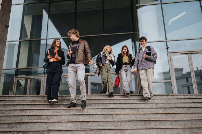 Inteligenţa artificială intră în programa liceelor din România: Ministerul Educaţiei a aprobat prima disciplină opţională de literaţie AI