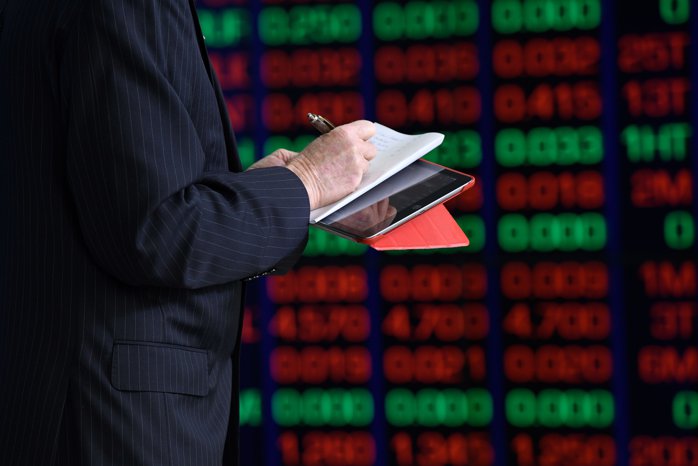 Nu doar Wall Street: unde pot investi românii 1.000 de euro pentru expunere pe AI, energie şi digitalizare