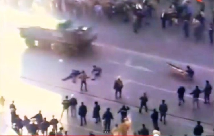 21 decembrie 1989. Ziua în care mii de bucureşteni au strigat „Jos Ceauşescu!” şi „Libertate!”. Baricada de la Intercontinental, primii morţi la Universitate