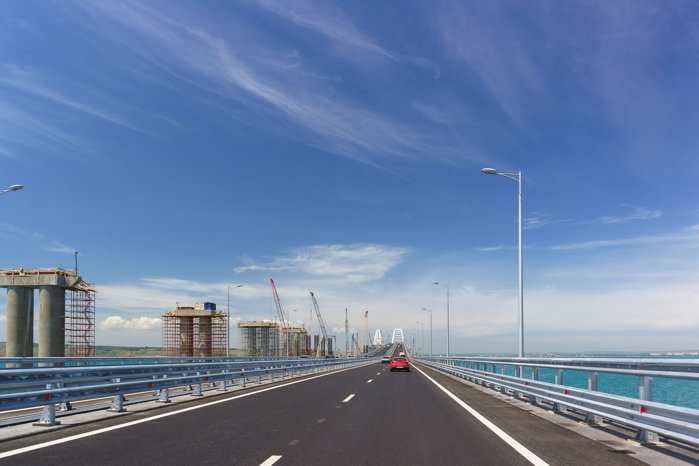 Podul Crimeea, zona auto - finalizată şi zona CF - în construcţie