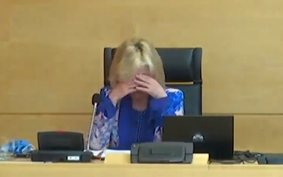 Momentul în care un medic izbucneşte în plâns la raportul privind victimele Covid-19