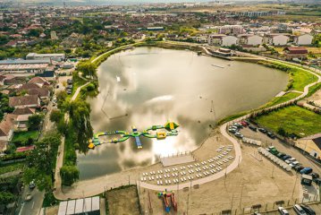 Cum arată cel mai nou loc pentru sport şi agrement din România care se deschide săptămâna viitoare. Vizitatorii se vor bucura de sporturi nautice, plajă cu nisip şi plajă verde la munte - VIDEO