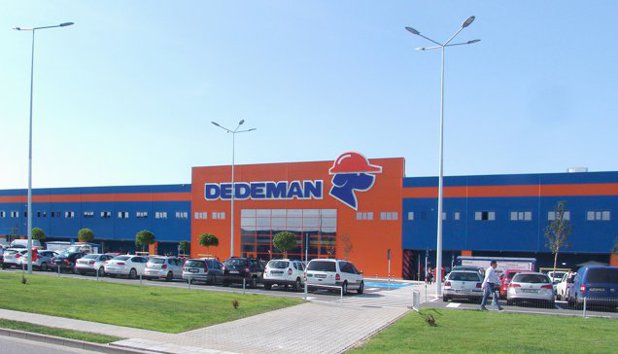 Fraţii Pavăl duc brandul Dedeman în Grecia, prin rebranduirea magazinelor Praktiker, preluate în 2025. Planul include şi introducerea în magazinele din Grecia a produselor sub marcă proprie, fabricate în România