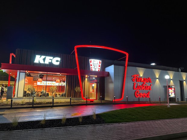 Cât costă să deschizi un restaurant tip drive thru KFC în România. Compania care deţine lanţul tocmai şi-a anunţat cea mai recentă investiţie
