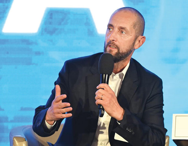 Dragoş Damian, CEO Terapia: Luca Nicolescu, ai văzut lansarea de joi a noului Tesla Roadster? Epic! Sunt planuri să intre în fabricaţie în 2028, este timp până atunci să construim în România o fabrică pentru Tesla Roadster. Te rog invită-l pe Elon Musk să investească în România!
