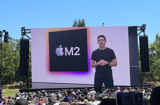 Noul şef Apple rupe tăcerea într-un interviu pentru TIME. De ce a aşteptat compania aproape un deceniu pentru un iPhone pliabil şi cum vrea să câştige cursa inteligenţei artificiale?