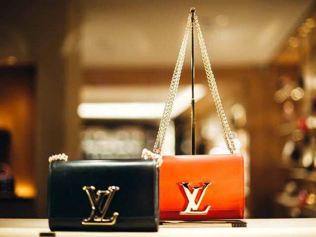 S-au săturat consumatorii să plătească pentru lux? De ce Zara şi Uniqlo câştigă teren în faţa unor branduri precum Gucci şi Louis Vuitton