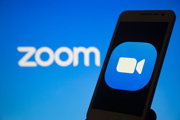 Companiile ne cheamă înapoi la birou, dar angajaţii continuă să lucreze pe Zoom. De ce întoarcerea la office a creat un paradox: facem naveta ca să muncim tot de la distanţă?
