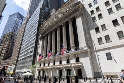Petrolul sare de 112 dolari pe baril şi declanşează un val de vânzări pe bursele globale. Wall Street cade, iar Franţa reaprinde temerile unei crize a datoriilor în Europa