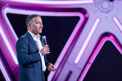 Ce îi aşteaptă pe şefii care ţin angajaţii la birou chiar şi când şi-au terminat treaba? Riaz Shah: „Aceşti oameni vor constata că talentele nu mai vin la ei”