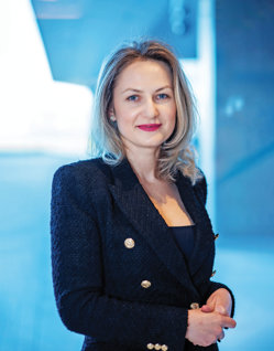 A pornit de la un internship şi a ajuns director la KPMG. De ce spune că un salariu mai mare şi o funcţie mai importantă nu merită întotdeauna sacrificii?