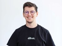 Povestea tânărului de 30 de ani din Bucureşti care construieşte două afaceri în acelaşi timp. El spune că are roluri multiple, de la CEO expert până la, dacă e cazul, persoana care dă cu mătura