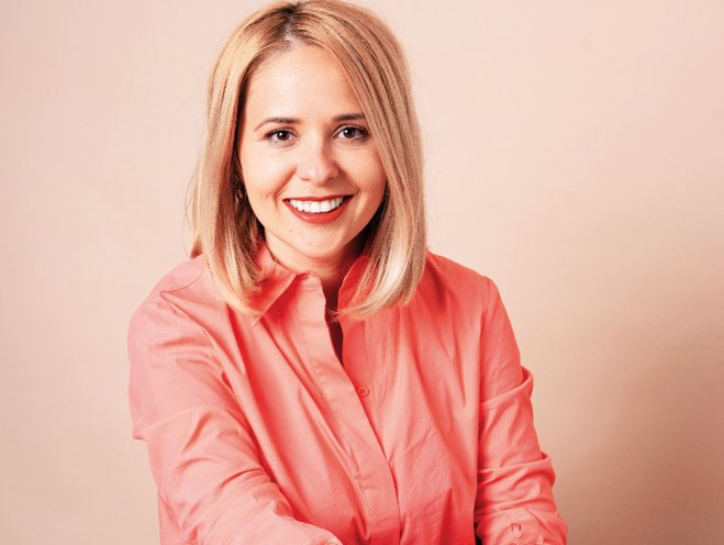 „O haină bine făcută nu costă puţin să fie produsă. Materialele de calitate, oamenii bine pregătiţi, dezvoltarea tiparelor, prototipurile şi controlul calităţii sunt investiţii reale, indiferent de numele de pe etichetă. De aceea, discuţia nu ar trebui să fie doar despre preţ, ci despre valoarea pe care produsul o oferă în timp.” Anca-Maria Ţurcanu, General Manager, Elsima