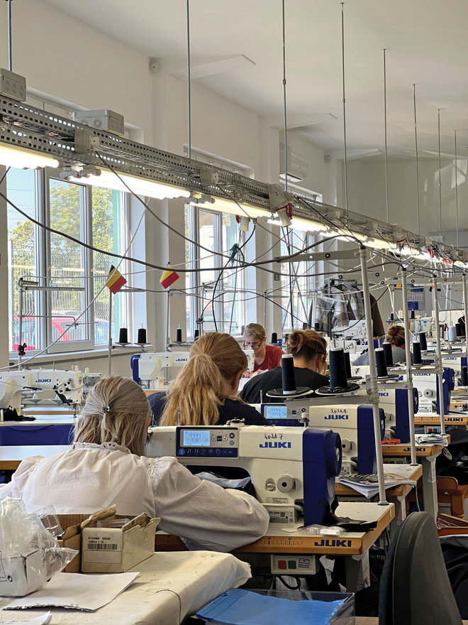 Cât costă, de fapt, să produci haine de calitate în România? Povestea unei fabrici cu o istorie de 32 de ani, care luptă să rămână competitivă în faţa producătorilor asiatici