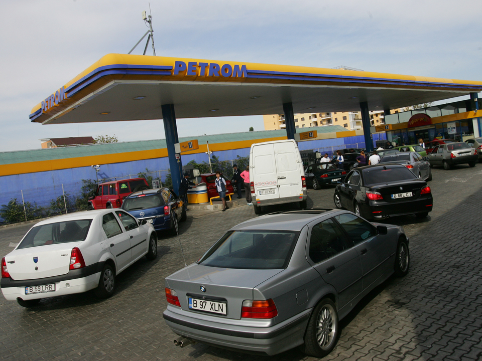 Guvernul se mai gândeşte dacă vinde sau nu pachetul de 9,84% din Petrom