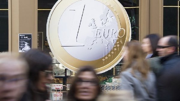 Euro a scăzut sub 1,28 dolari/unitate, prima oară în peste patru luni, din cauza Ciprului şi Italiei