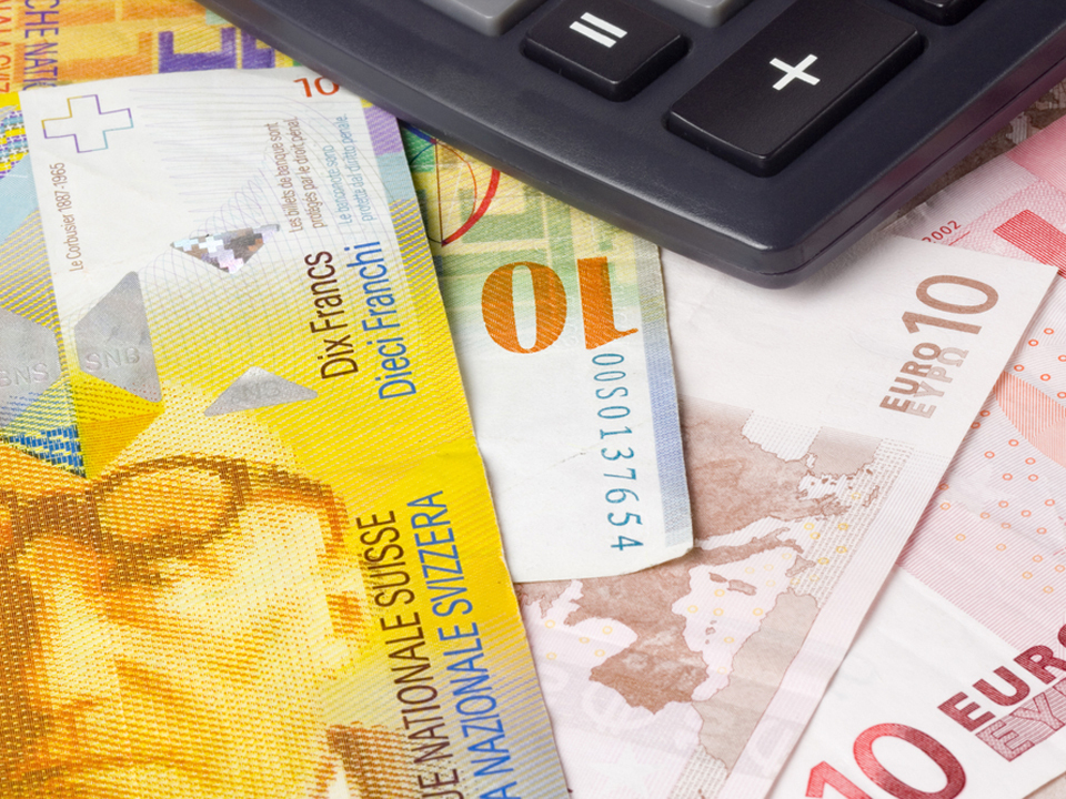 ING se aşteaptă ca francul să ajungă la paritate cu euro. La Bucureşti francul ar urca la 3,9 lei