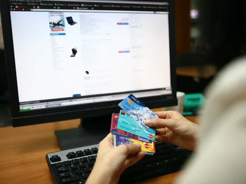 Operatorii de carduri se aşteaptă astăzi la cele mai mari vânzări din online