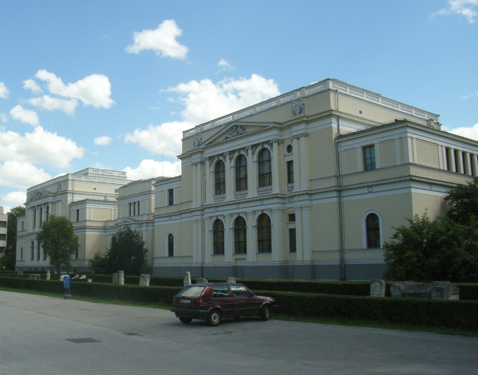 Muzeul Naţional din Bosnia, care a supravieţuit celor două războaie mondiale şi asediului oraşului Sarajevo, a fost închis din cauza crizei