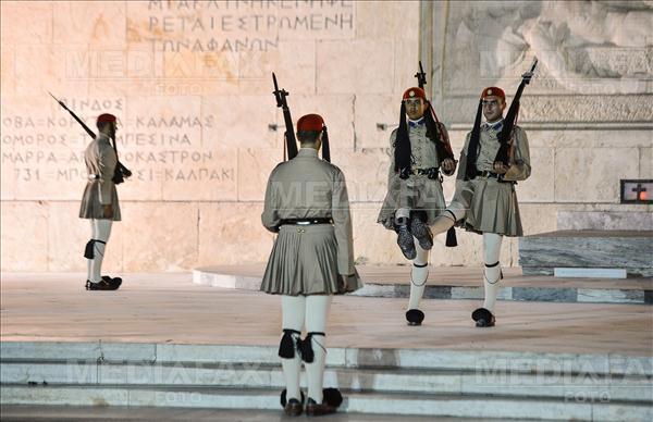 Grecia ar putea face economii la buget dacă nu mai impune armata obligatorie, afirmă creditorii