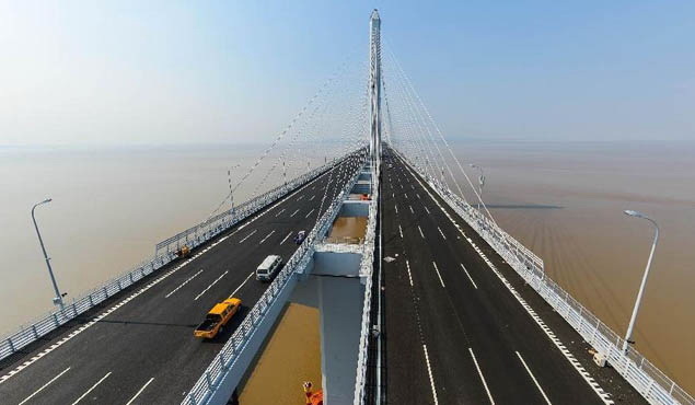 Cel mai lung pod de cabluri din lume a fost inaugurat după un termen record de 7 ani. Construcţia de 10 km este în China