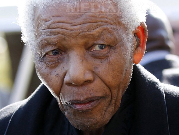 Nelson Mandela a fost conectat la aparate