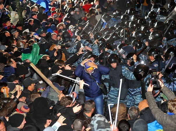 Aproximativ 20.000 de persoane au protestat la Kiev faţă de respingerea acordului de asociere cu UE