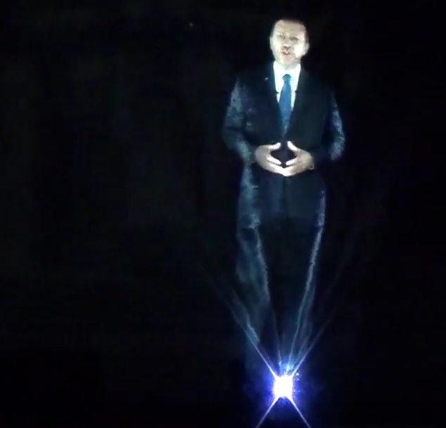 Premierul Turciei a susţinut un discurs sub forma unei holograme de 3 metri. VIDEO