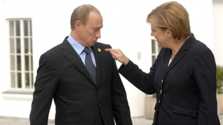 Vladimir Putin a discutat la telefon cu Angela Merkel pe tema evoluţiei situaţiei din Crimeea