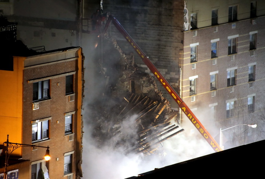 Explozia de la New York - cel puţin patru morţi şi 63 de răniţi, după ce două clădiri s-au prăbuşit 