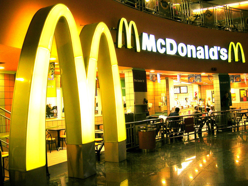 O franciză McDonald’s forţată să plătească jumătate de milion de dolari salariaţilor care au dat în judecată lanţul de restaurante