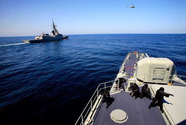 NATO a scufundat opt nave militare libiene şi a interceptat un petrolier în Mediterana