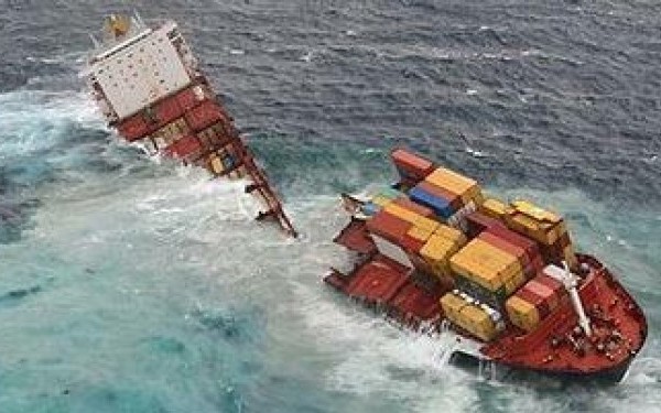 Tone de petrol deversate in largul coastelor din Noua Zeelandă după ce un cargo s-a rupt in două