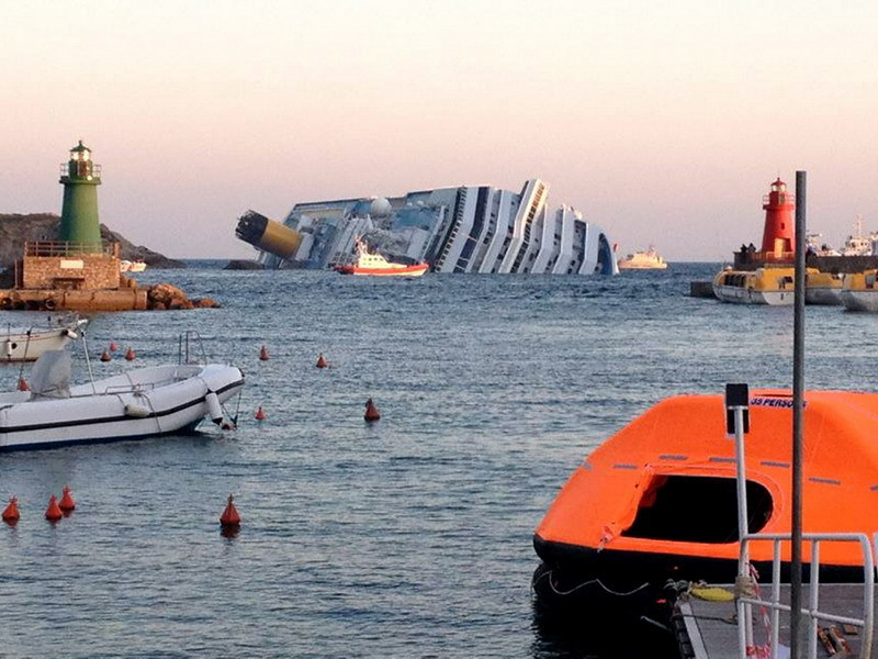 Noul Titanic - vasul de croazieră Costa Concordia a eşuat în apropiere de coasta Toscanei. 70 de români se aflau la bord - VIDEO