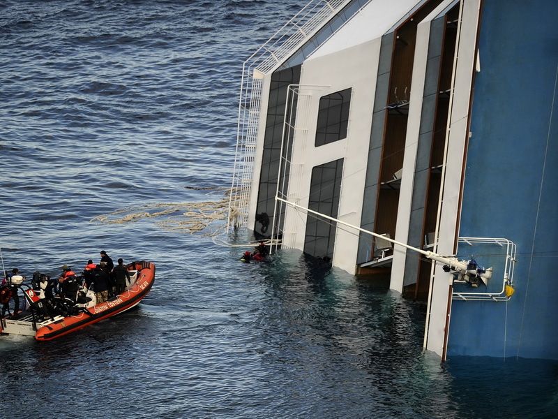 Cum a ajuns căpitanul vasului de croazieră Costa Concordia în barca de salvare: "S-a împiedicat şi a căzut în ea"
