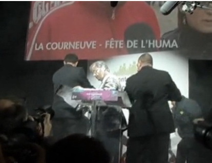 VIDEO - Principalul candidat la prezidenţialele din Franţa, Francois Hollande, atacat cu o pungă de făină