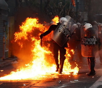 Atena, în flăcări după ce Parlamentul Greciei a aprobat noul program de austeritate. Peste 40 de focare de incendii în această noapte. Cel puţin 50 de răniţi