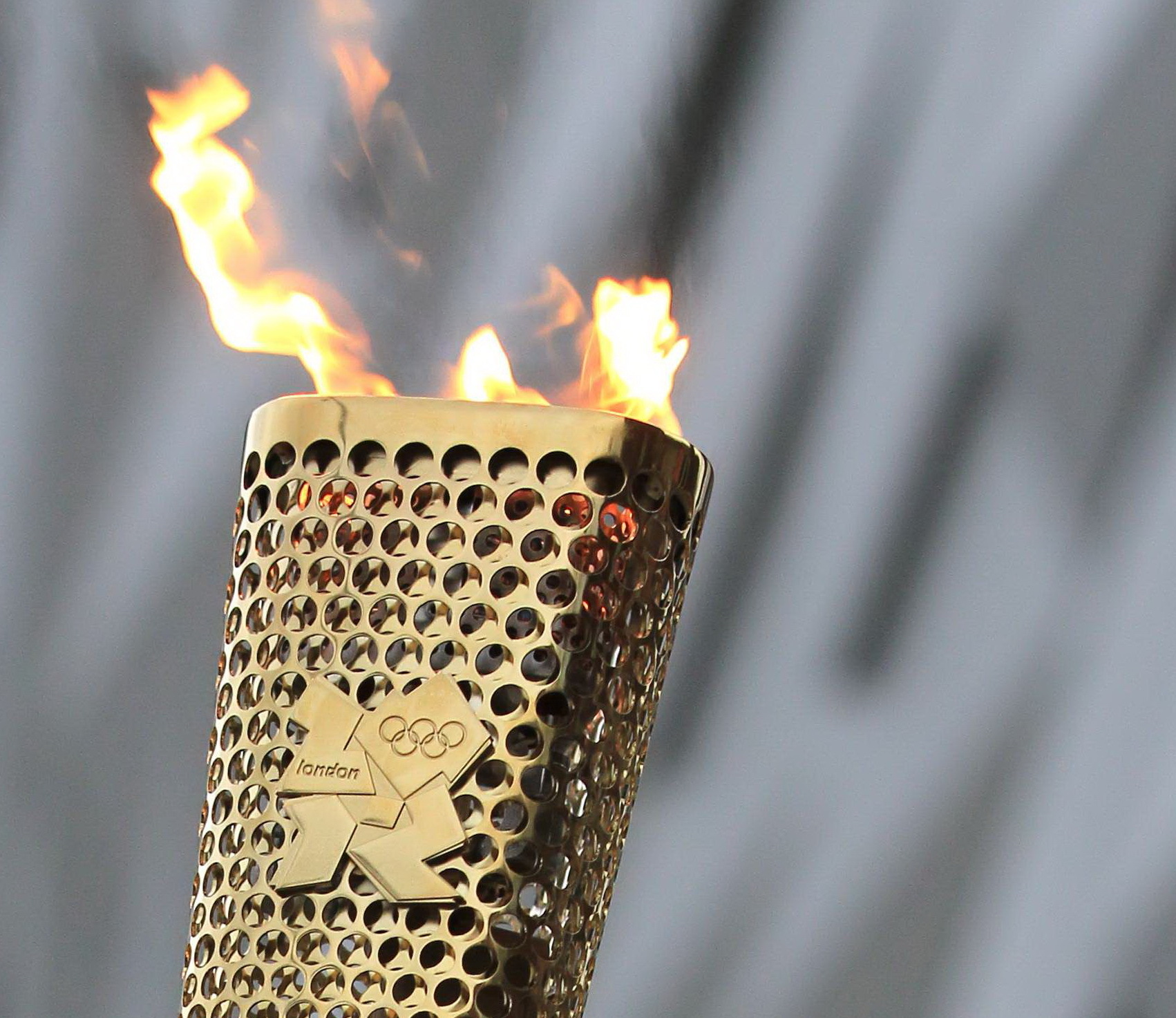 Un român din Marea Britanie a purtat flacăra olimpică la Leeds