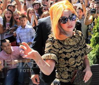 Concertul Lady Gaga: coadă de tineri costumaţi excentric la Monster Pit