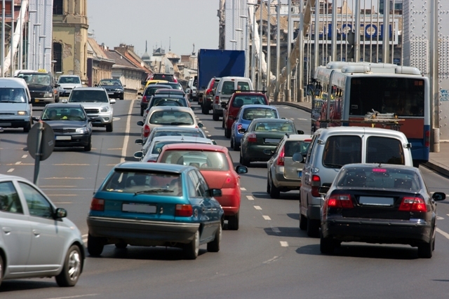 Înmatriculările de autoturisme noi în România scad cu 13% în octombrie, faţă de sub 5% în UE