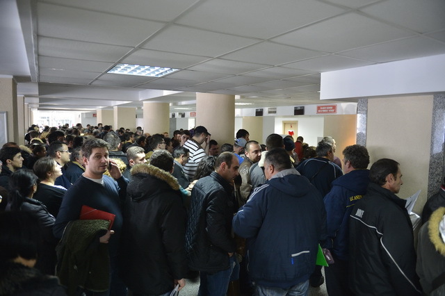 Codul rutier modificat: 800 de persoane au stat la cozi la Arad pentru preschimbarea permisului auto