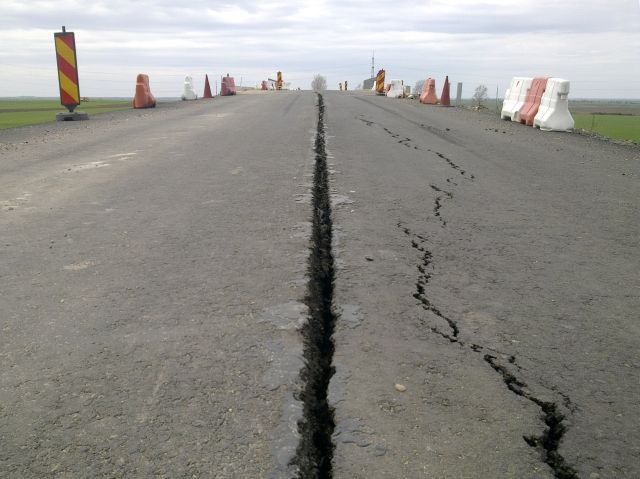 Crăpături în asfalt pe zeci de metri, pe un viaduct peste Autostrada Arad-Timişoara
