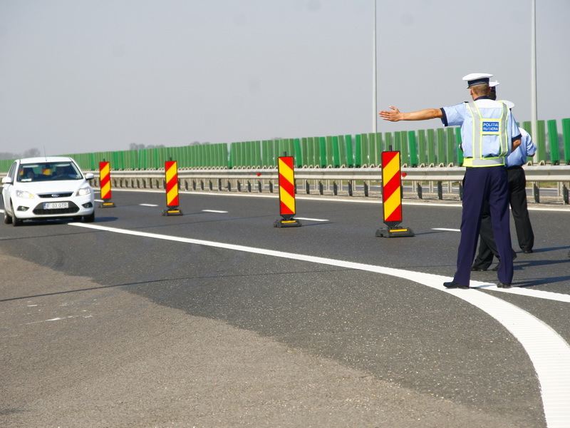 Surpriza pregătită de poliţişti şoferilor vitezomani. Ce-i aşteaptă pe marginea şoselelor - VIDEO