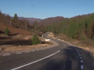 Drumul spre nicăieri. Cum a ajuns o şosea de 23 mil. euro din România să se termine în pădure